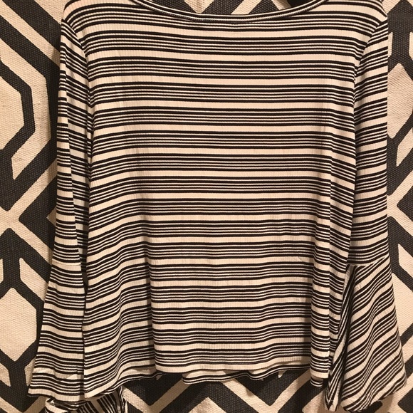 NWT BB Dakota Bell Sleeve Top - Picture 3 of 7